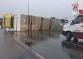 Caminhão tomba, fica atravessado e bloqueia faixas da BR-020; veja