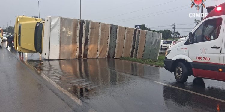 Caminhão tomba, fica atravessado e bloqueia faixas da BR-020; veja