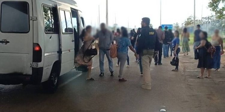 Em cena impressionante, PRF flagra “van que não parava de sair gente”