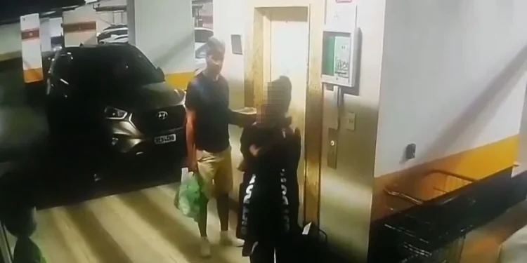Antes de agressão na porta de elevador, auditor bateu em criança na praia
