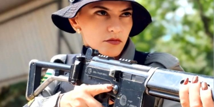 Policial militar fica ferida após ser atropelada durante abordagem