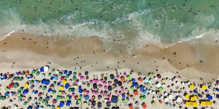 Férias na praia: médicos explicam como evitar infecções e intoxicação