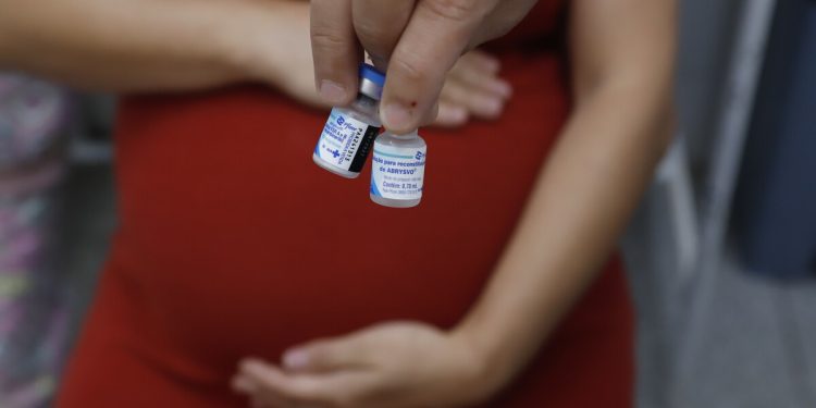 Começa vacinação de gestantes contra bronquiolite no DF