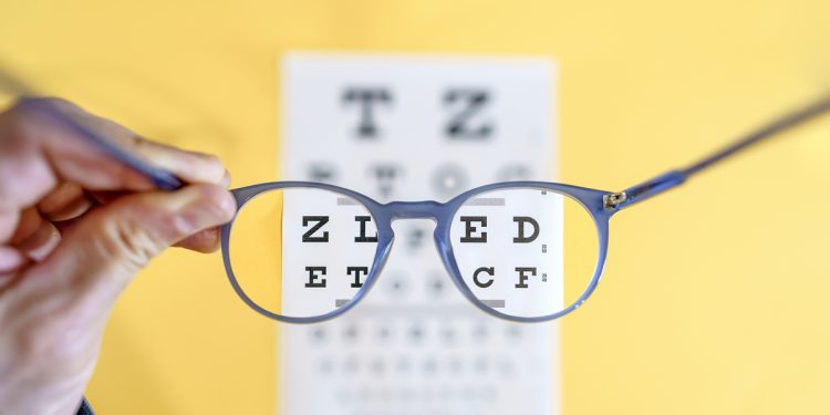 Oftalmologistas explicam o que realmente faz o grau do óculos aumentar