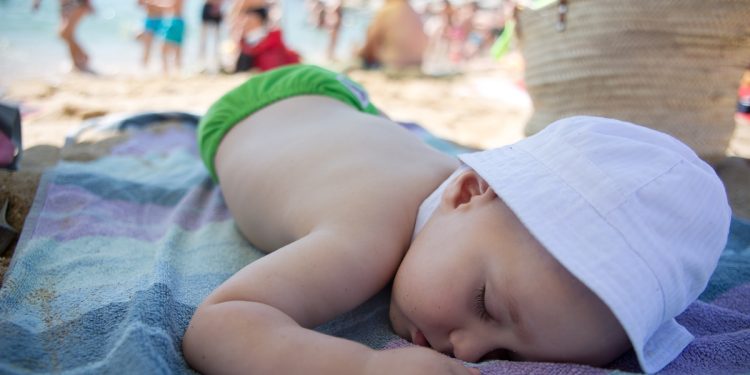 Médicas explicam os riscos de expor bebês e crianças ao sol na praia