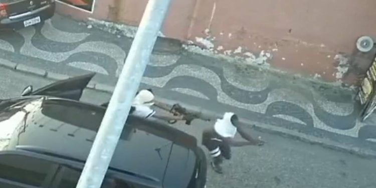 Pulando em uma perna só, criminoso “toca o terror” com fuzil no Rio