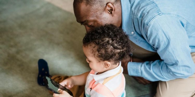 Controle parental: 3 meses após sanção da Lei Felca pais não sabem proteger filhos na web
