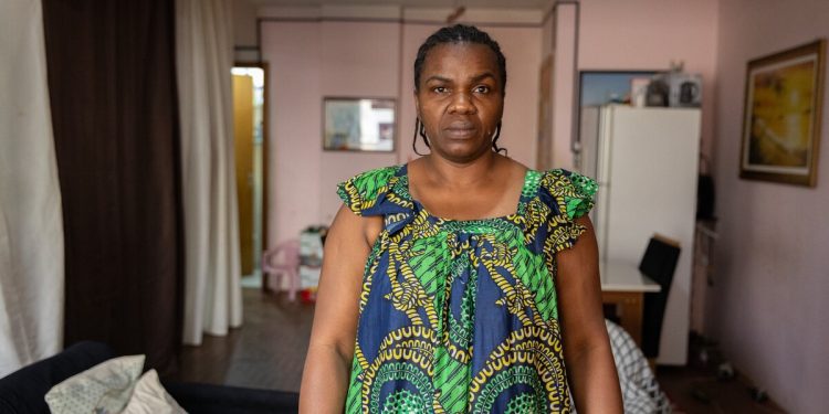 Imigrantes angolanos vivem sob ameaça de despejo no centro de São Paulo