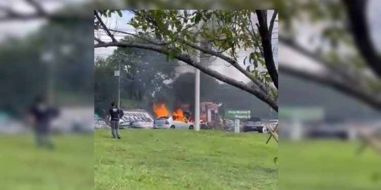 Carro pega fogo em via pública no DF e trânsito precisa ser desviado