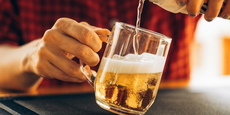 Beber álcool em excesso aumenta risco de AVC precoce, diz estudo