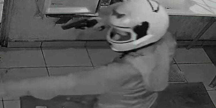 Criminosos de capacete invadem estabelecimento e matam comerciante