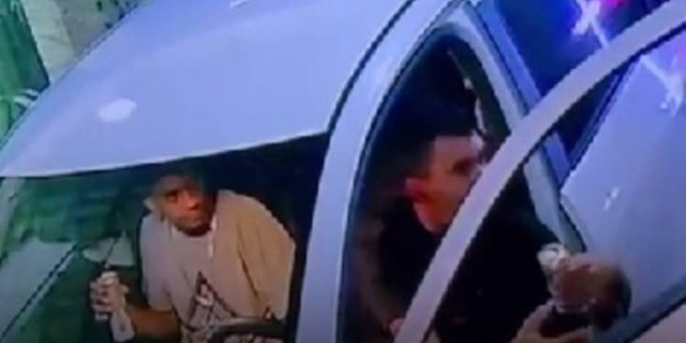 Homem espanca mulher em frente a motel e morre em tiroteio com polícia