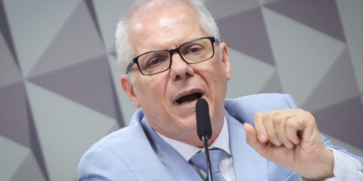 Ex-presidente do INSS vai ser transferido para sala na Papudinha