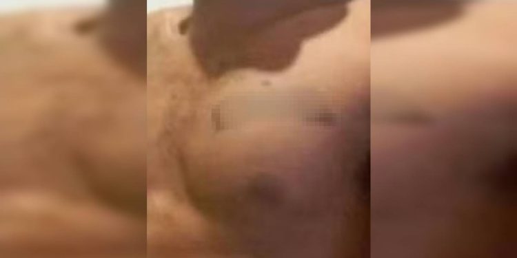 Adolescente mata pai com facada em tatuagem com nome do filho