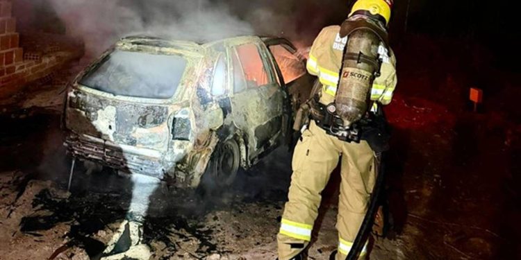 Corpo é encontrado dentro de porta-malas de carro incendiado no DF