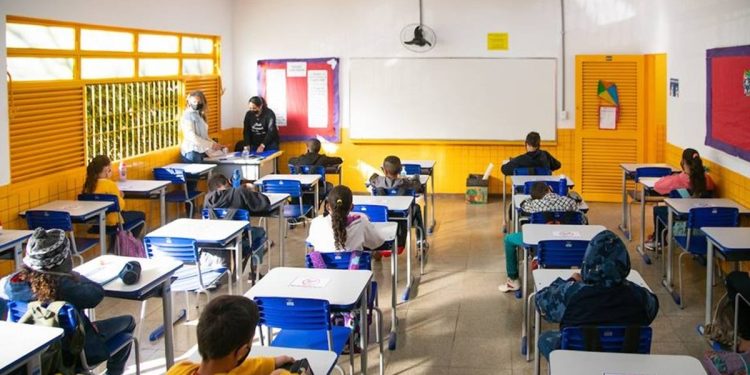 Ibaneis sanciona reajuste da gratificação de professores da rede pública