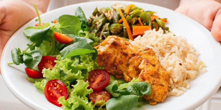 Brasileiros sabem comer melhor, mas rotina atrapalha, afirma estudo