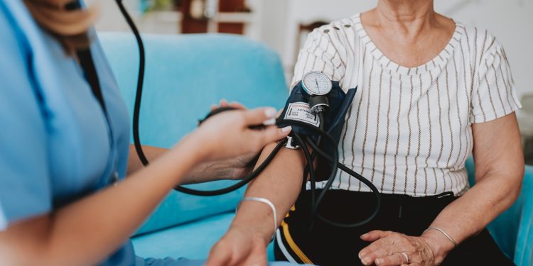 Cardiologistas explicam quais são os principais sinais de pressão alta