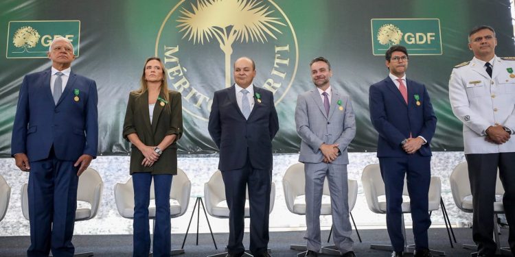 Ibaneis entrega medalha Mérito do Buriti a 356 pessoas. Veja a lista