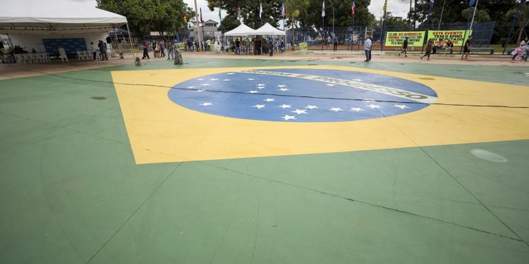Ibaneis reinaugura praça pública na Candogolândia: “Para as crianças”