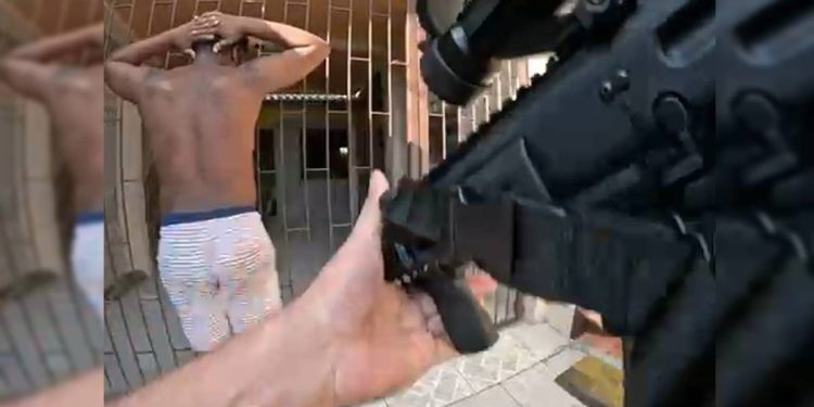 Imagens mostram momento em que The Rock é preso por golpe em mulheres