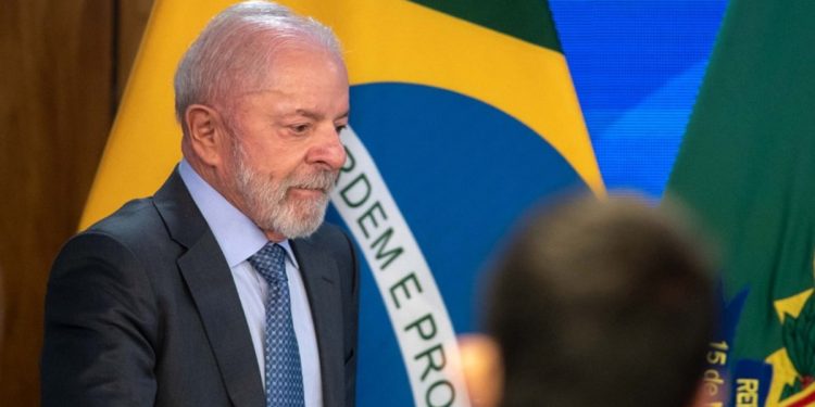 Lula assinará hoje MP para reajuste de policiais e bombeiros do DF