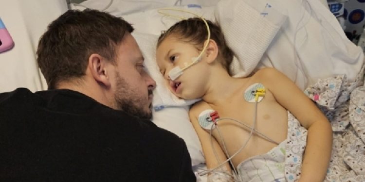 Pai não vacina filhas e se arrepende após a caçula entrar em coma