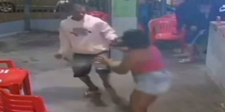 Mulher é atacada com facão dentro de bar no DF; PM prende agressor