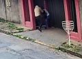 Câmeras flagram homem matando ex com 20 facadas na porta de casa