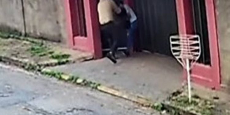 Câmeras flagram homem matando ex com 20 facadas na porta de casa