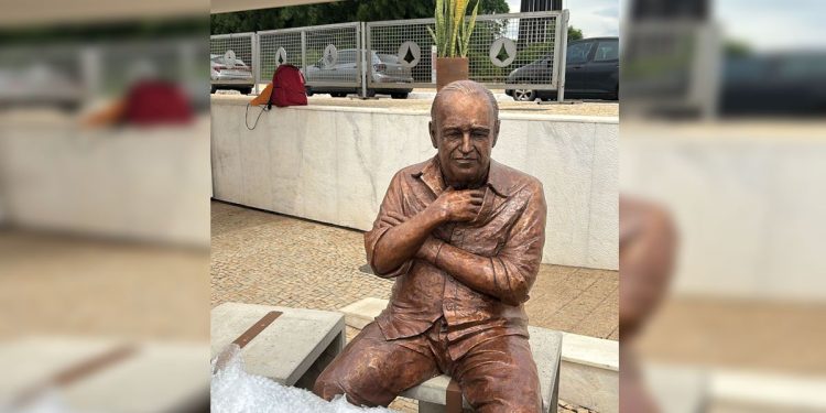 Estátua de Niemeyer em tamanho real gera polêmica e será realocada