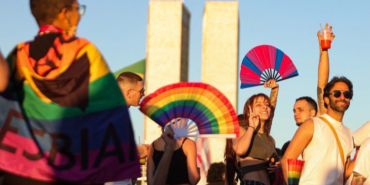 Prática da “cura gay” contra pessoa LGBTQIA+ será punida no DF