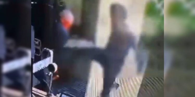 Entregador joga lanche no chão e dá “voadora” em porteiro no Sudoeste