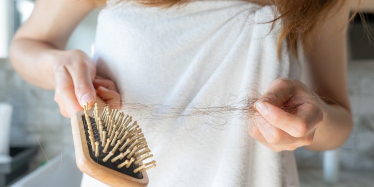 Queda de cabelo: dermatologista conta quais são os sinais de alerta