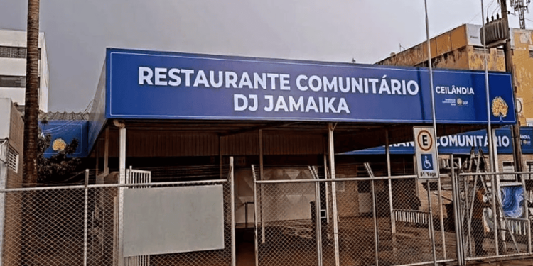 Homens se estapeiam em restaurante popular após descarte de marmita