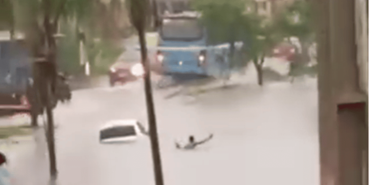 Em cena impressionante, homem sai nadando de carro coberto por água