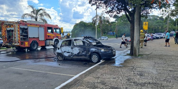 Incêndio em carros mobiliza bombeiros próximo à orla da Ponte JK