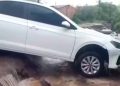 Carro é levado por enxurrada e fica preso em vala durante chuva no DF