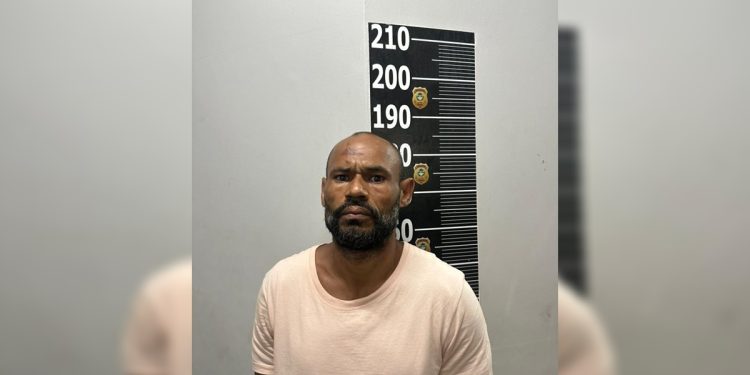 Solto, suspeito de matar PM no Entorno debocha e intimida família da vítima