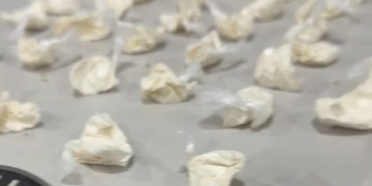 Cortina de pó: polícia acha droga mocada em varão e prende traficante