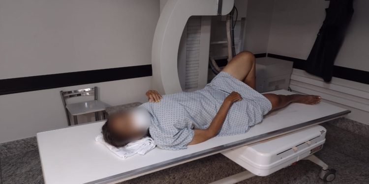 Mulher internada em clínica psiquiátrica tem alta com perna quebrada