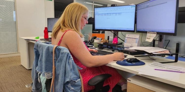 Aluna reprovada por aula inacessível: “EAD devia ajudar, não atrasar”