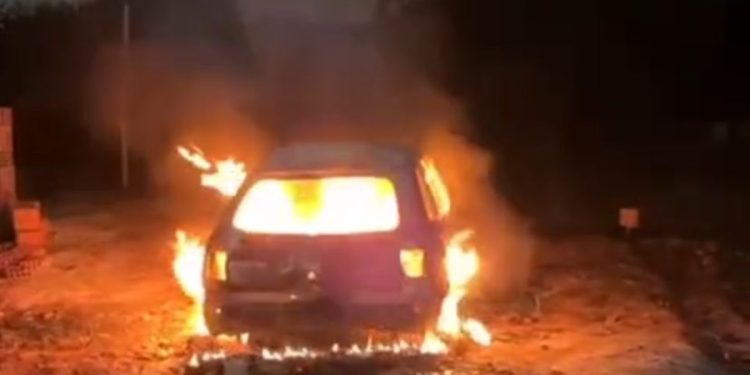 Carro em chamas tinha cadáver carbonizado no porta-malas
