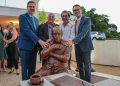 Estátua de bronze de Oscar Niemeyer é inaugurada na Casa de Chá