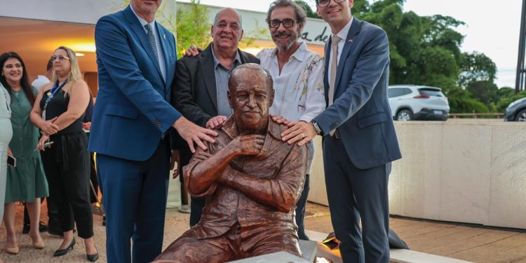 Estátua de bronze de Oscar Niemeyer é inaugurada na Casa de Chá