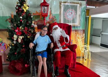Papai Noel presenteia menina que pediu cadeira de rodas motorizada de Natal