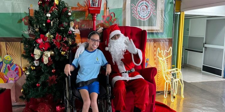 Papai Noel presenteia menina que pediu cadeira de rodas motorizada de Natal