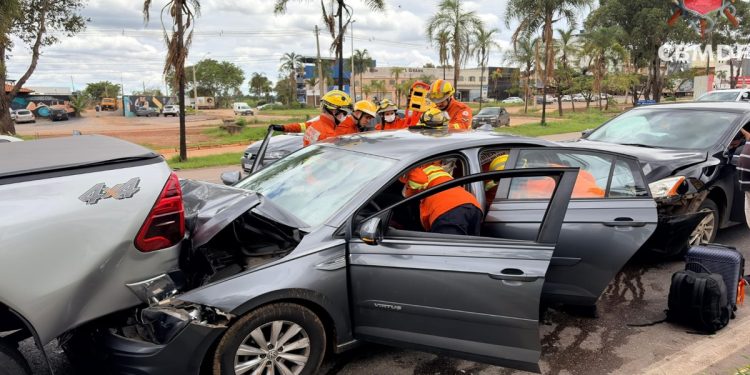 Engavetamento deixa passageira presa em carro e embola trânsito
