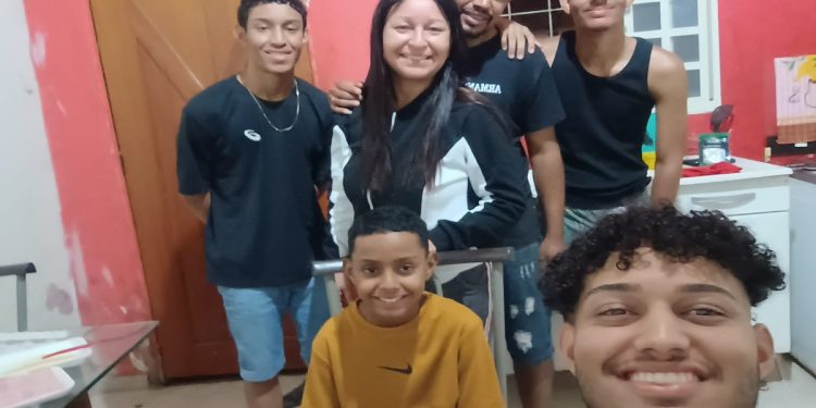 “Clima de festa”: menino esfaqueado após jogo de futebol recebe alta