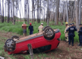 Carro capota em frente à delegacia no DF e uma pessoa fica ferida